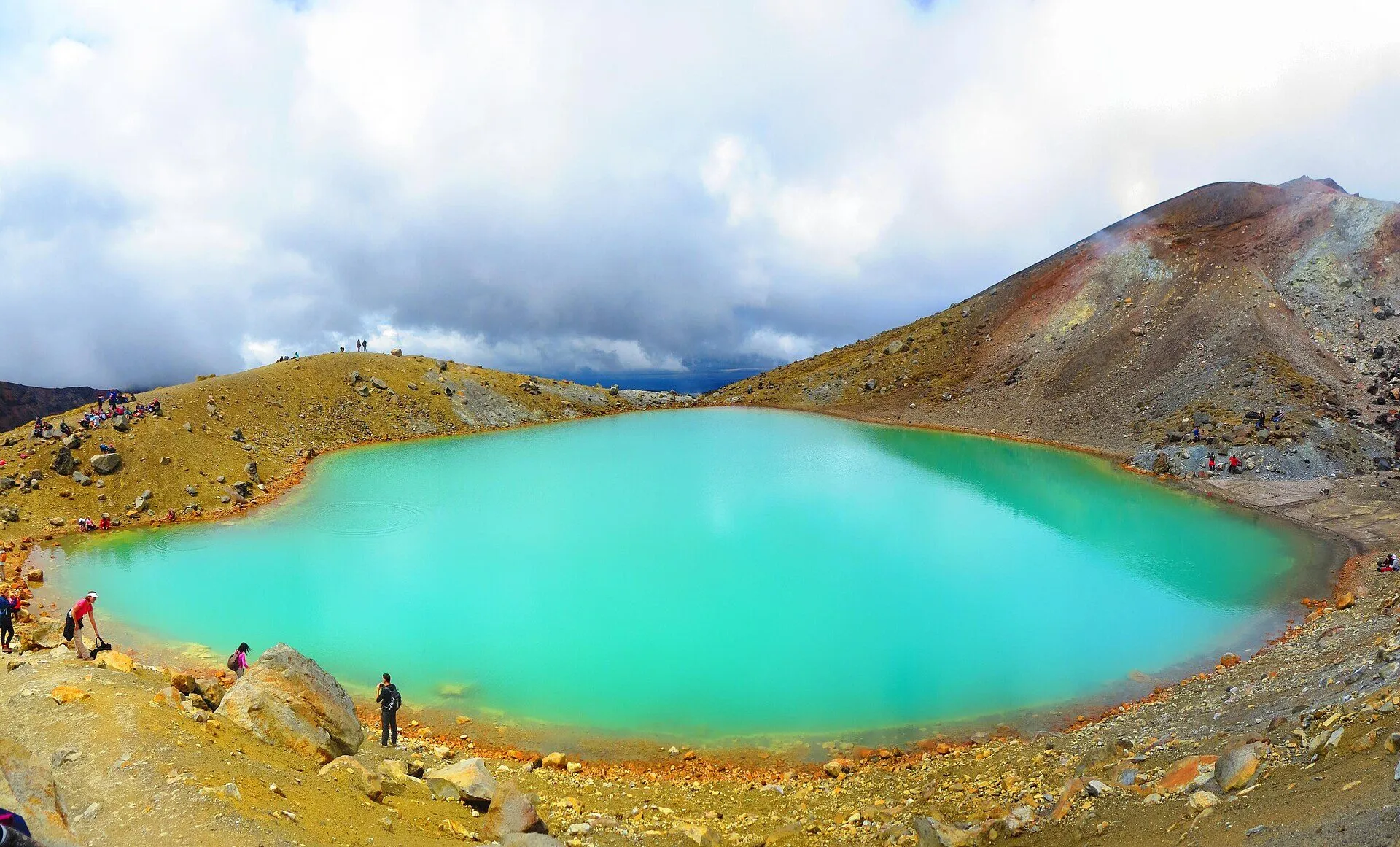 東加里羅高山健行途中的翡翠綠火山湖,後方是紅褐色的火山坡
