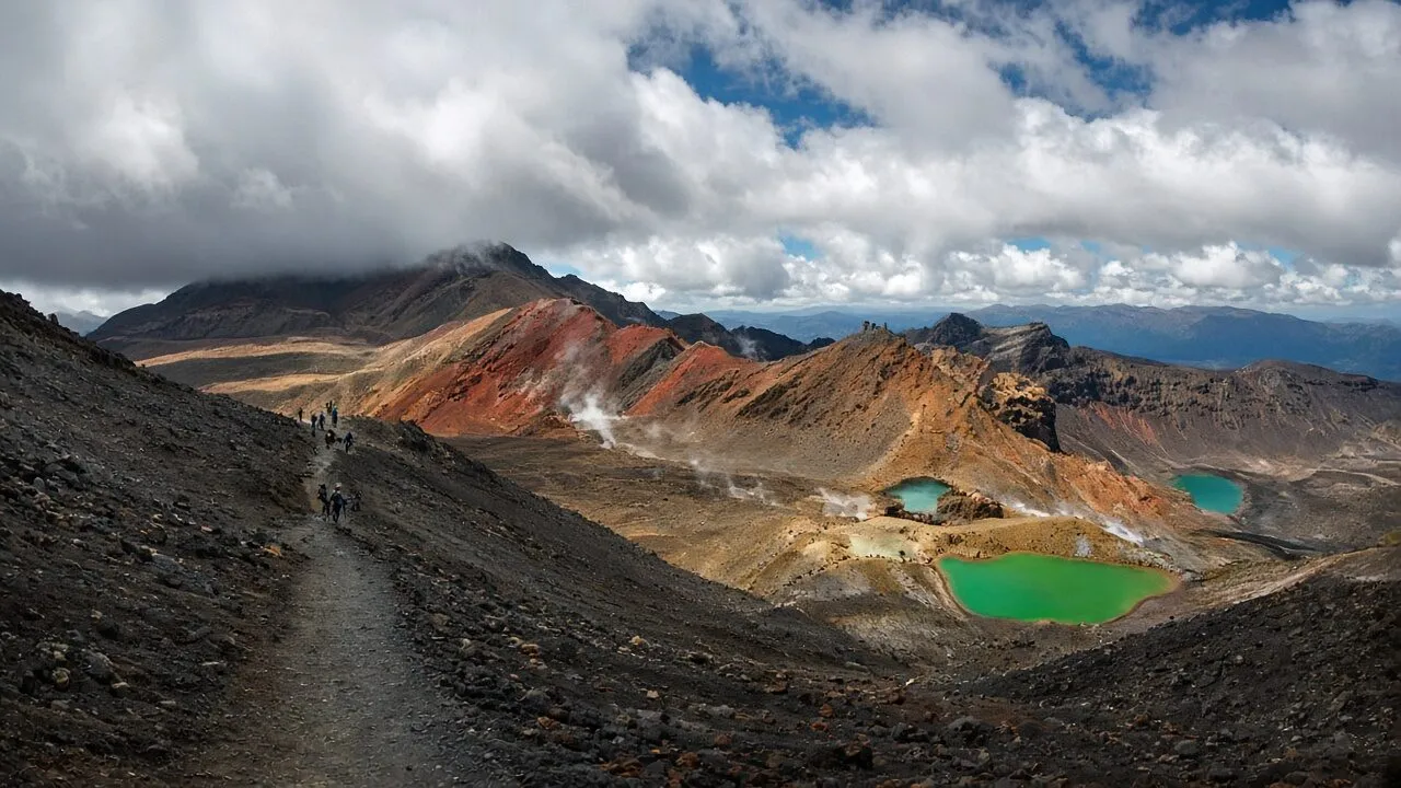 東加里羅高山健行途中的火山稜線與下方火口湖